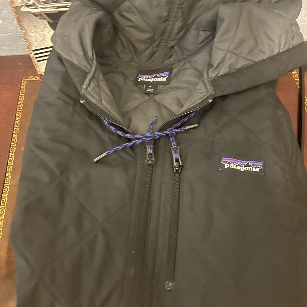Patagonia Black Hooded Jacket size medium there is hole - look at last picture
